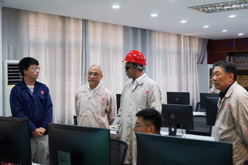 上海醫(yī)藥執(zhí)行董事、總裁左敏一行調(diào)研南通常佑藥業(yè)